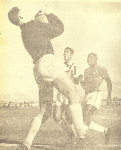 O ano de 1959 trouxe uma inovao muito aclamada por torcedores at os dias de hoje: as chamadas 'estrelas soltas' no uniforme, sem a borda e o restante do escudo na camisa.