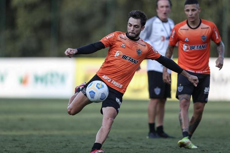 Com Guilherme Arana de volta, Cuca comanda atividade na Cidade do Galo