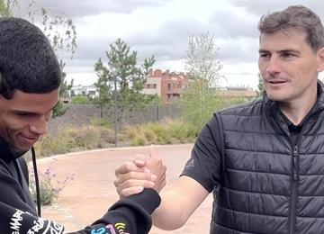 Influencer brasileiro de 21 anos brincou e perguntou ao histórico arqueiro do clube espanhol se ele conseguiria defender os seus chutes