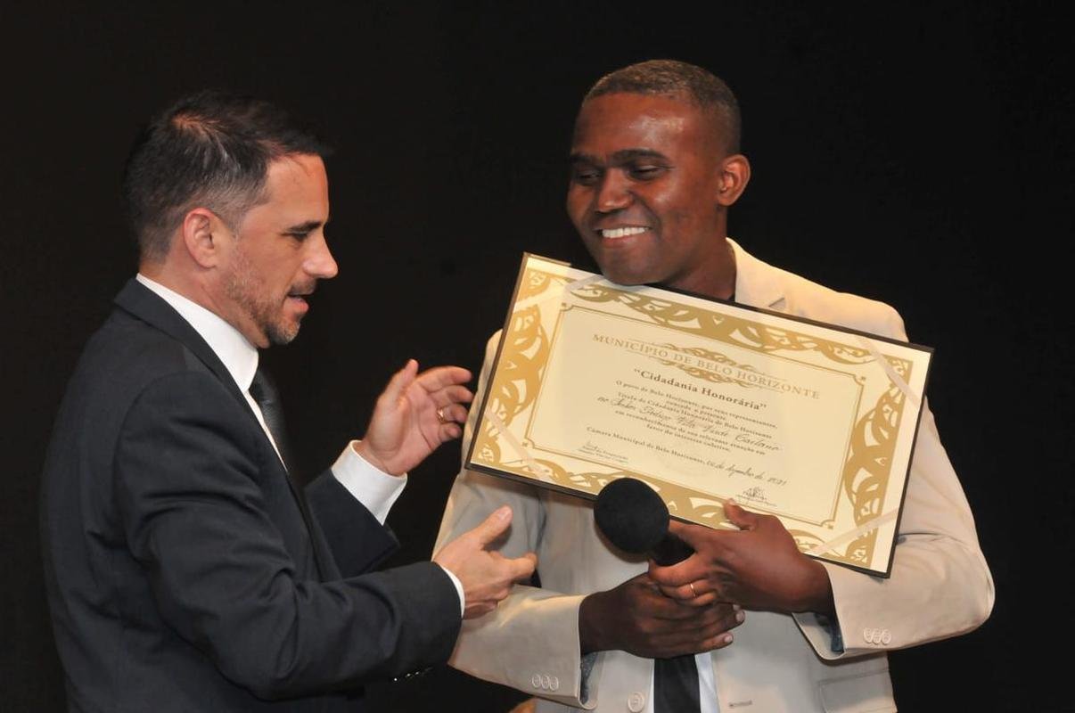 Nesta segunda-feira (6), o diretor de futebol Rodrigo Caetano, o tcnico Cuca e o atacante Hulk, do Atltico, receberam ttulos de cidados honorrios de Belo Horizonte. A iniciativa congratula os alvinegros pelo desempenho esportivo em 2021, com o ttulo do Campeonato Brasileiro.