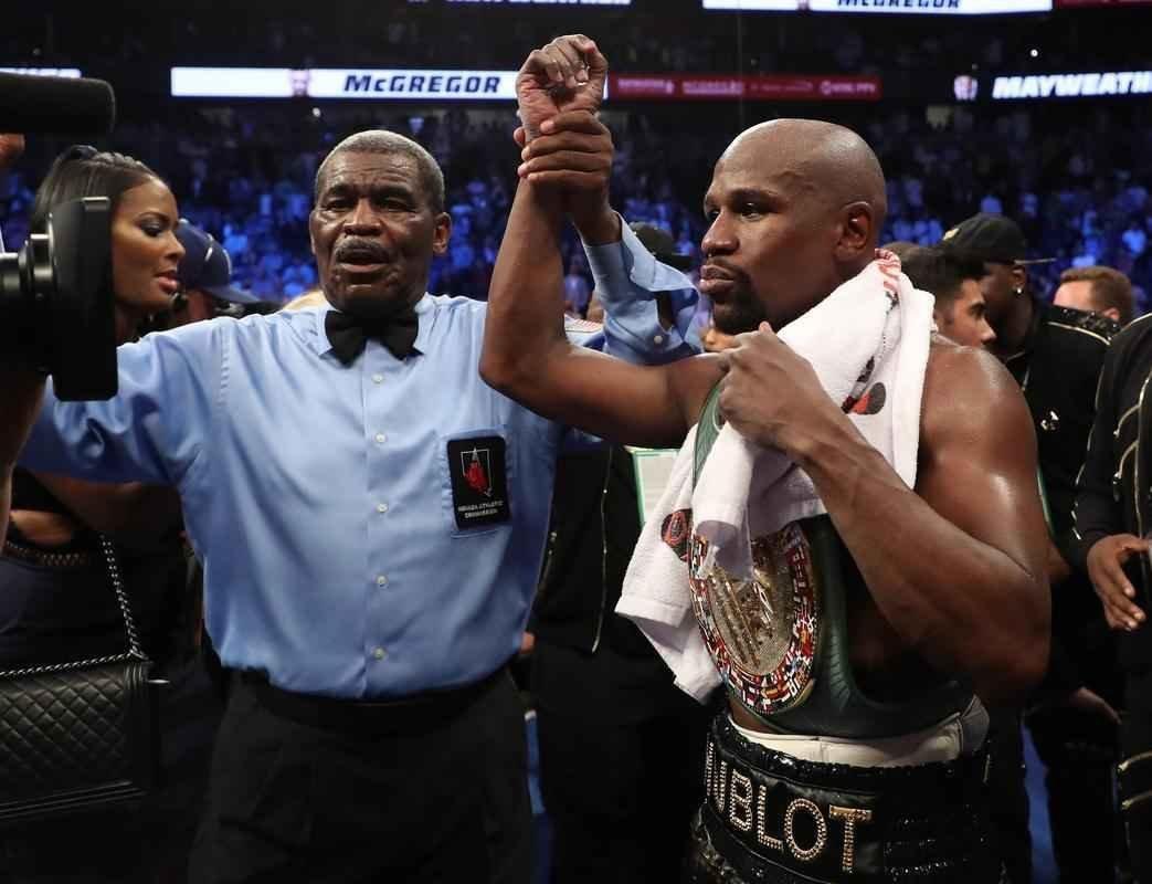 O americano Mayweather bateu o irlands Conor McGregor por nocaute tcnico