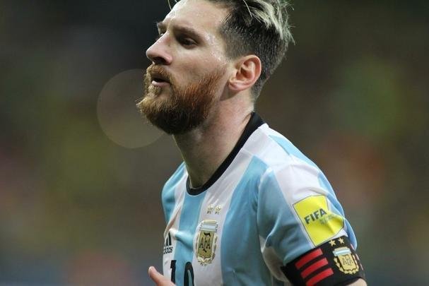 Alegria de Neymar no Mineiro e decepo de Messi, visivelmente abatido no jogo