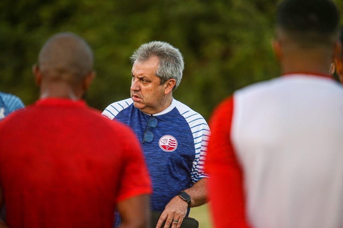 Contratado para substituir Gilmar Dal Pozzo, Gilson Kleina comandou o ltimo treino do Nutico antes da partida contra o Vitria, em Salvador. 