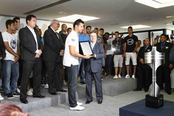 Governador Anastasia entregou uma placa aos campees brasileiros e recebeu uma camisa do Cruzeiro de presente, na Cidade Administrativa