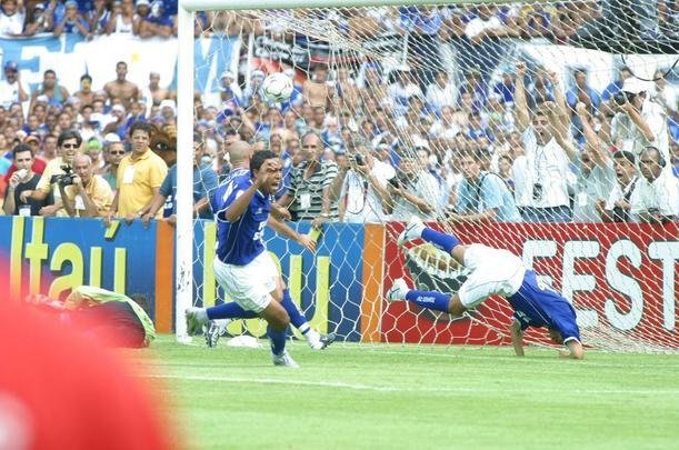 Em 30 de novembro de 2003, Cruzeiro derrotou o Paysandu por 2 a 1, no Mineiro, pela 44 rodada, e confirmou o ttulo brasileiro de forma antecipada. Zinho, no primeiro tempo, e Mota, no segundo, marcaram os gols celestes. Aldrovani descontou para o Papo. Depois do apito final, uma grande festa tomou conta do gramado e das arquibancadas. 