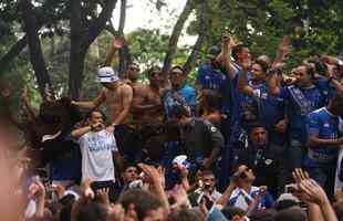 Torcedores do Cruzeiro tomam conta da Praa Sete e da Avenida Afonso Pena no centro de Belo Horizonte para celebrar o ttulo brasileiro com os jogadores, que desfilam em carro aberto do Corpo de Bombeiros.   