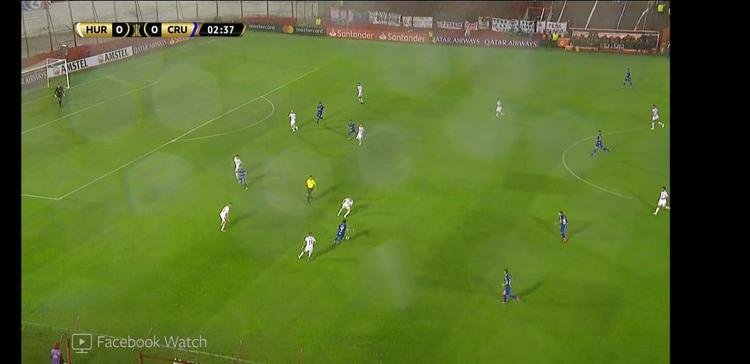 Pingos de chuva atrapalharam qualidade da transmisso da Conmebol, do jogo entre Huracn e Cruzeiro, pelo Facebook Watch
