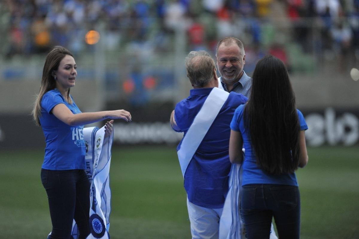 Jogadores, integrantes da comisso tcnica e dirigentes do Cruzeiro recebem faixas alusivas ao ttulo da Copa do Brasil