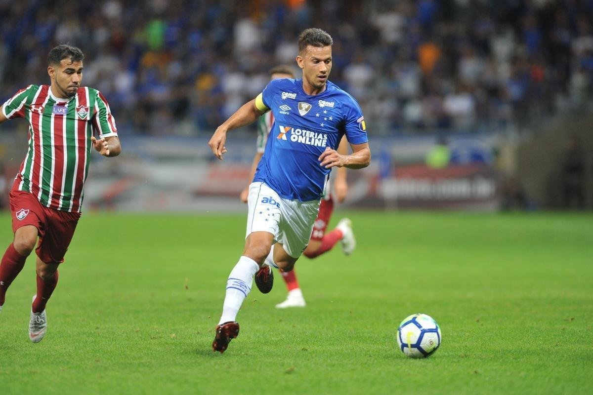 Cruzeiro derrotou Fluminense por 2 a 1, com gols de Raniel e Ayrton Lucas (contra); Henrique, tambm contra, descontou para os cariocas