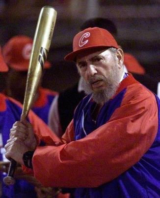Fidel Castro com uniforme da Seleção Cubana de Beisebol em amistoso contra a Venezuela em outubro de 2000