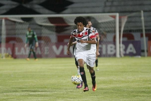 Imagens do jogo entre Santa Cruz e Atltico pelo Brasileiro