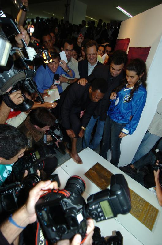 18/06/2008 - Pel recebeu um trofu no Mineiro e colocou os ps na Calada da Fama do estdio antes do jogo entre Brasil e Argentina pela sexta rodada das Eliminatrias da Copa do Mundo de 2010. Cerimnia contou com a presena do ento governador de Minas, Acio Neves.