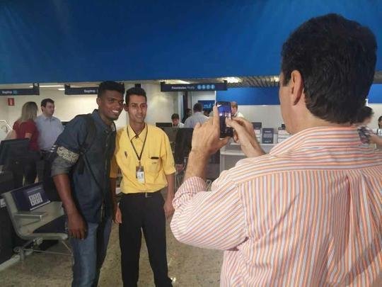 Zagueiro Jemerson embarca em Confins para acertar com o Monaco