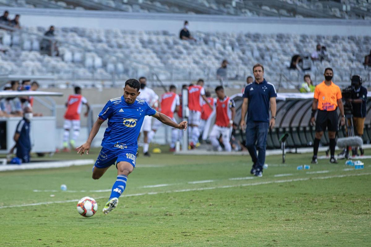 Cruzeiro estreou novo uniforme do centenrio na vitria por 1 a 0 sobre o Athletic, no Mineiro, pelo Mineiro. Verso  completamente azul, fugindo  tradio do clube de ter o calo e os meies brancos.