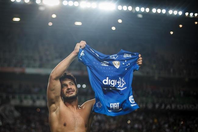 Leo comemora classificao do Cruzeiro s semifinais da Copa do Brasil sobre o rival Atltico, em 2019, no Independncia