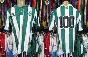 Em 2009, o Coritiba usou o uniforme retr em homenagem aos 100 anos