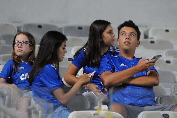 Torcedores do Cruzeiro e do Villa marcaram presena no Mineiro