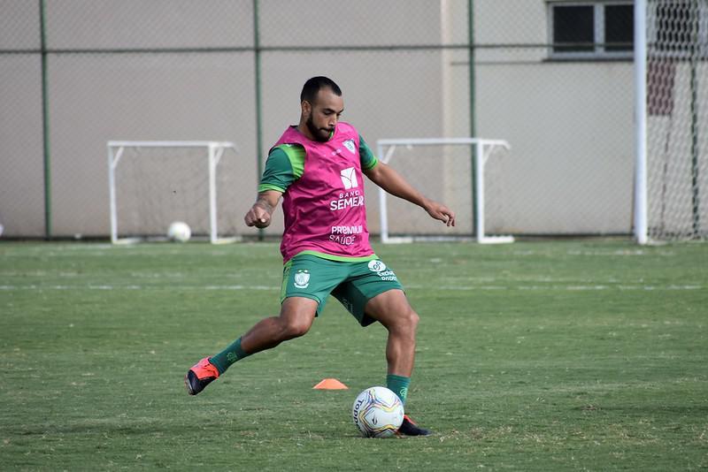 Jogadores trabalham com bola no Lanna Drumond