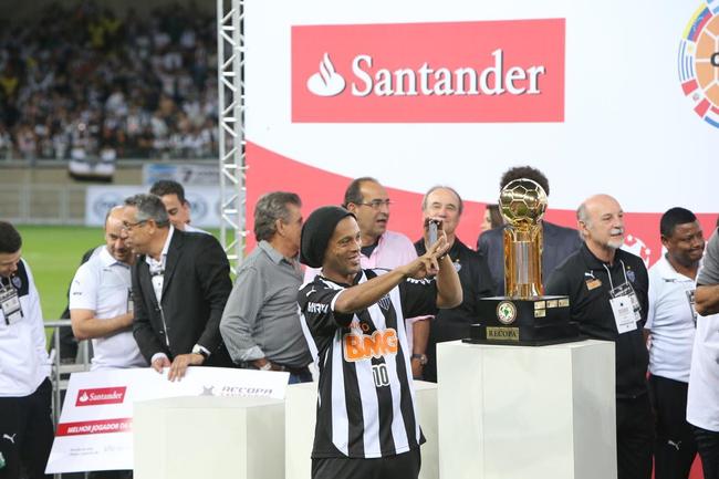 Ronaldinho pode ter feito, contra o Lans, na despedida da Recopa, o seu ltimo jogo pelo Atltico
