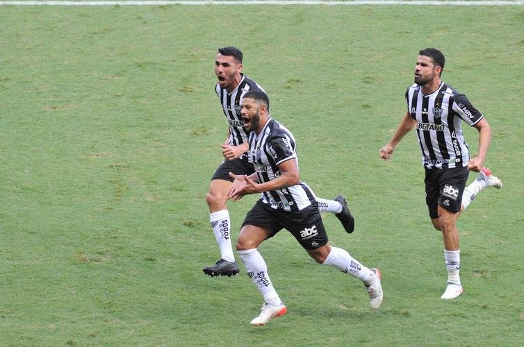 Hulk virou para o Atltico sobre o Fluminense em cobrana de falta perfeita no Mineiro: 2 a 1
