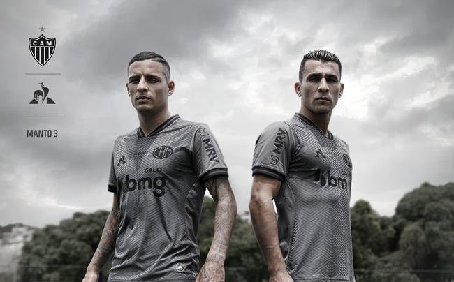 Em 2020, a LeCoq Sportif inovou. Lanou uma camisa cinza, com detalhes em preto. O escudo do Atltico utilizado foi o modelo antigo, utilizado no final da dcada de 1910