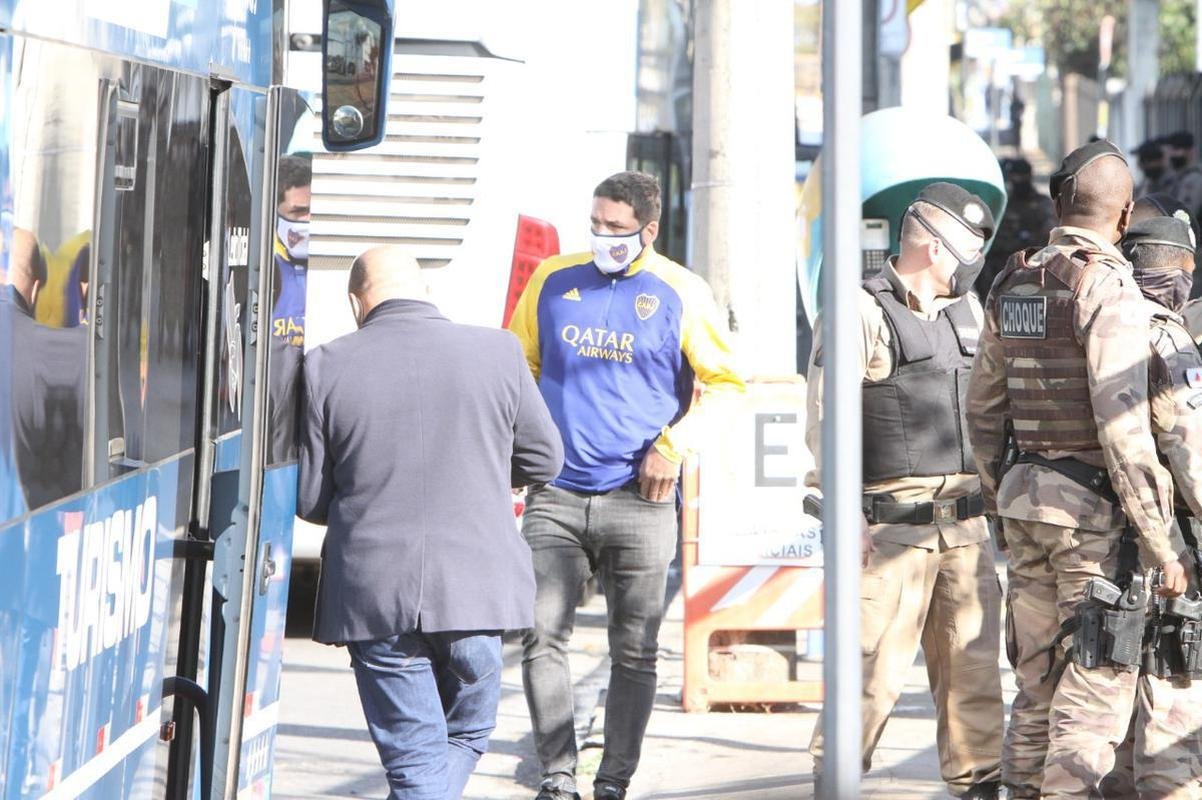 A delegao do Boca Juniors foi liberada da Central de Flagrantes 4  (CEFLAN 4) da Polcia Civil, no bairro Alpio de Melo, regio Noroeste de Belo Horizonte, por volta das 12h desta quarta-feira. Jogadores e membros da comisso tcnica da equipe argentina ficaram na delegacia por cerca de 12 horas para esclarecimentos sobre a confuso no Mineiro aps a eliminao diante do Atltico, nos pnaltis, pelas oitavas de final da Copa Libertadores da Amrica.