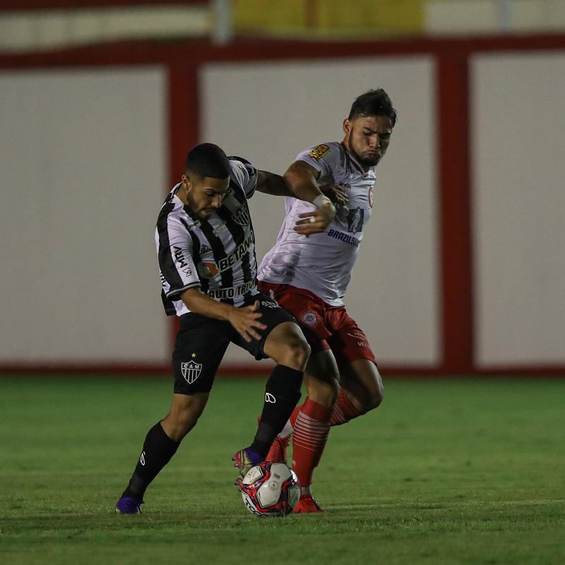 Tombense e Atlético se enfrentaram nesta quinta-feira (4), em partida válida pela 2ª rodada do Campeonato Mineiro. O confronto foi realizado no Estádio Antônio Guimarães de Almeida, em Tombos. No primeiro tempo, uma queda de energia paralisou a partida por cerca de 20 minutos.