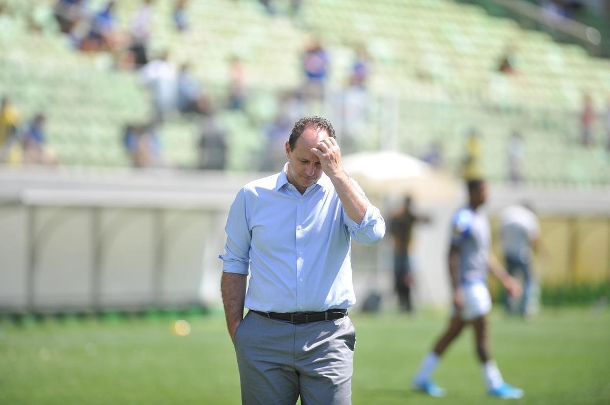 Jogadores do Cruzeiro e tcnico Rogrio Ceni deixaram campo do Independncia muito abatidos depois de derrota por 4 a 1 para o Grmio, pela 18 rodada do Campeonato Brasileiro. Torcida xingou diretoria, em especial o vice-presidente de futebol, Itair Machado