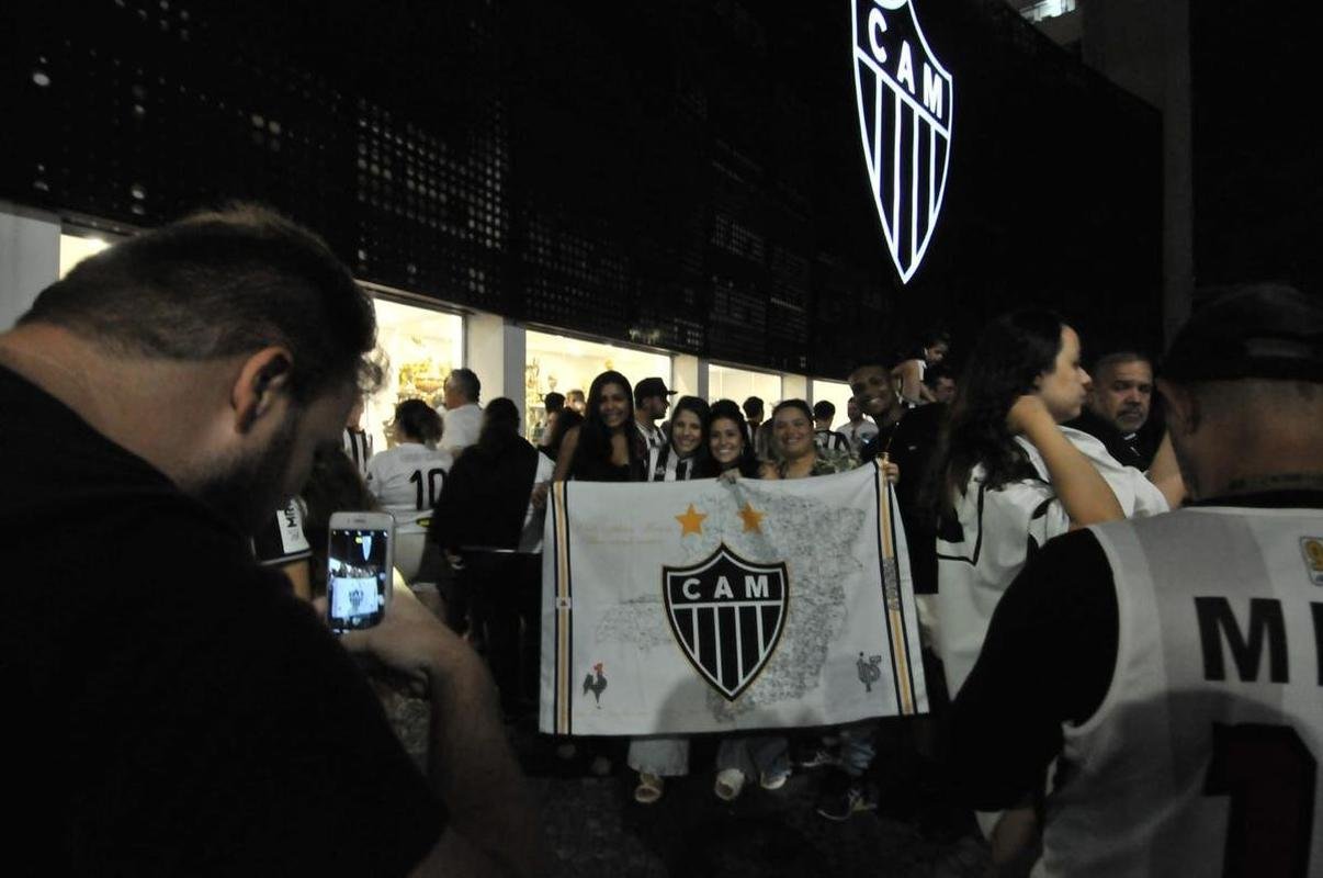 Torcedores do Atltico se concentraram em frente  sede do clube, no bairro de Lourdes, em BH, para festejar o ttulo da Supercopa do Brasil sobre o Flamengo. Galo derrotou rubro-negros nos pnaltis na Arena Pantanal, em Cuiab