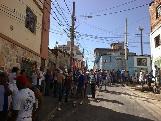Torcedores do Cruzeiro na chegada ao Independncia (Rua Ismnia Tunes, no Horto)
