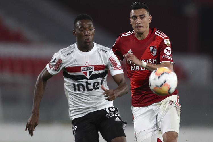 O lateral-esquerdo Léo, conhecido como Léo Pelé em decorrência das semelhanças físicas com o Rei do Futebol, prefere ser chamado apenas pela abreviação do primeiro nome. Segundo ele, carregar o apelido do considerado maior jogador de todos é um peso que não lhe interessa. Pelé é único e, portanto, ele prefere ser chamado apenas de Léo.
