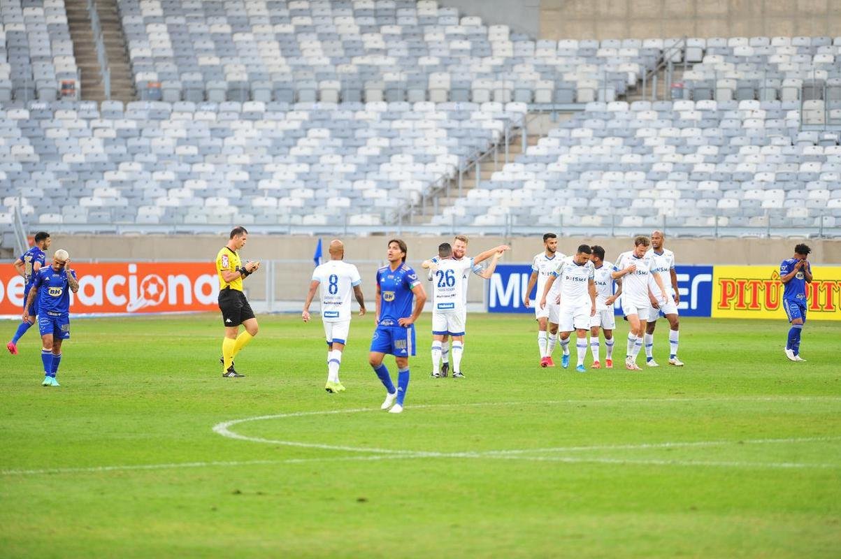 Com gols de Marcos Serrato e Renato (2), o Ava venceu o Cruzeiro por 3 a 0, neste sbado, no Mineiro, pela 12 rodada da Srie B