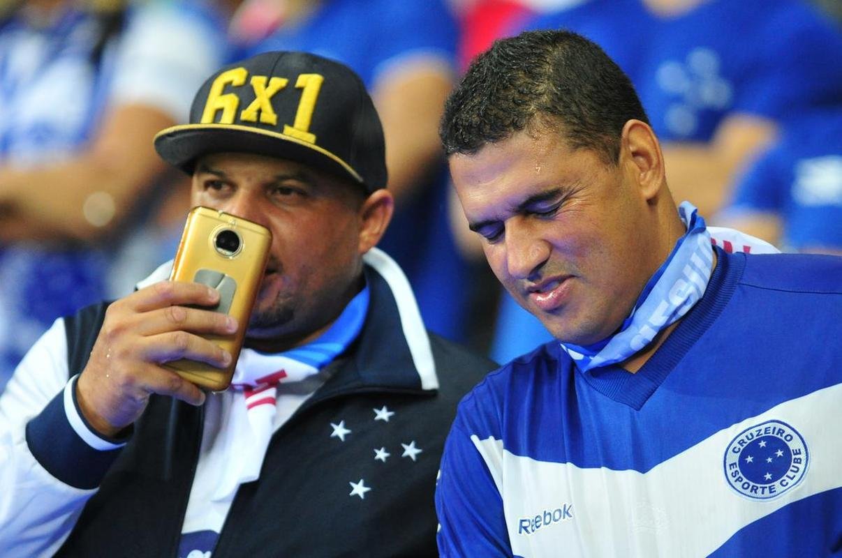 No segundo tempo, Cruzeiro n�o conseguiu a rea��o, levou bola na trave e ainda perdeu um p�nalti com o meia Thiago Neves. Torcida se revoltou e atirou sinalizadores em campo