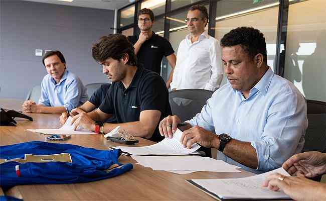 Ronaldo assinou contrato para comprar 90% das ações da SAF do Cruzeiro por R$ 400 milhões