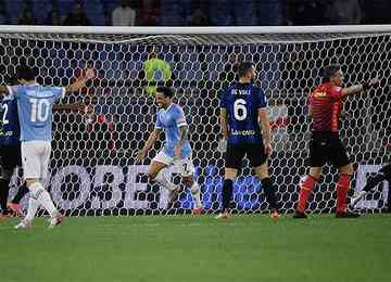 Brasileiro balançou a rede no momento em que jogador da Inter estava no chão