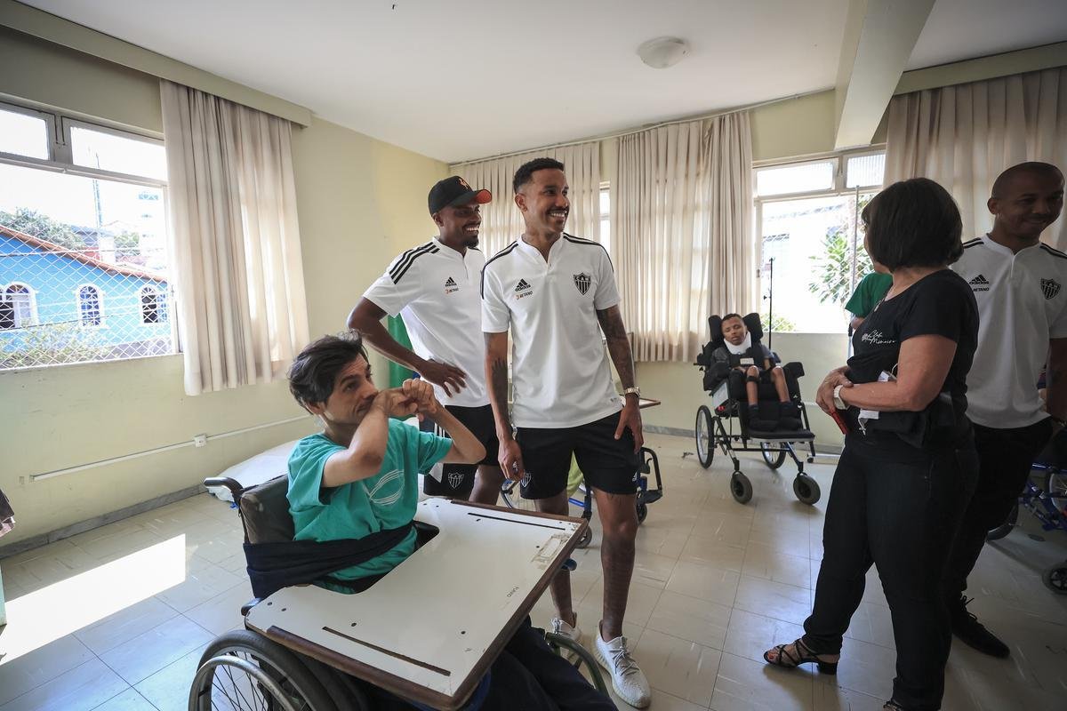 Jogadores do Atltico visitam Ncleo Assistencial Caminhos para Jesus