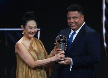 Depois das palavras do ex-jogador, a viúva de Pelé, Márcia Aoki, foi convidada ao palco para receber um prêmio das mãos do presidente da Fifa