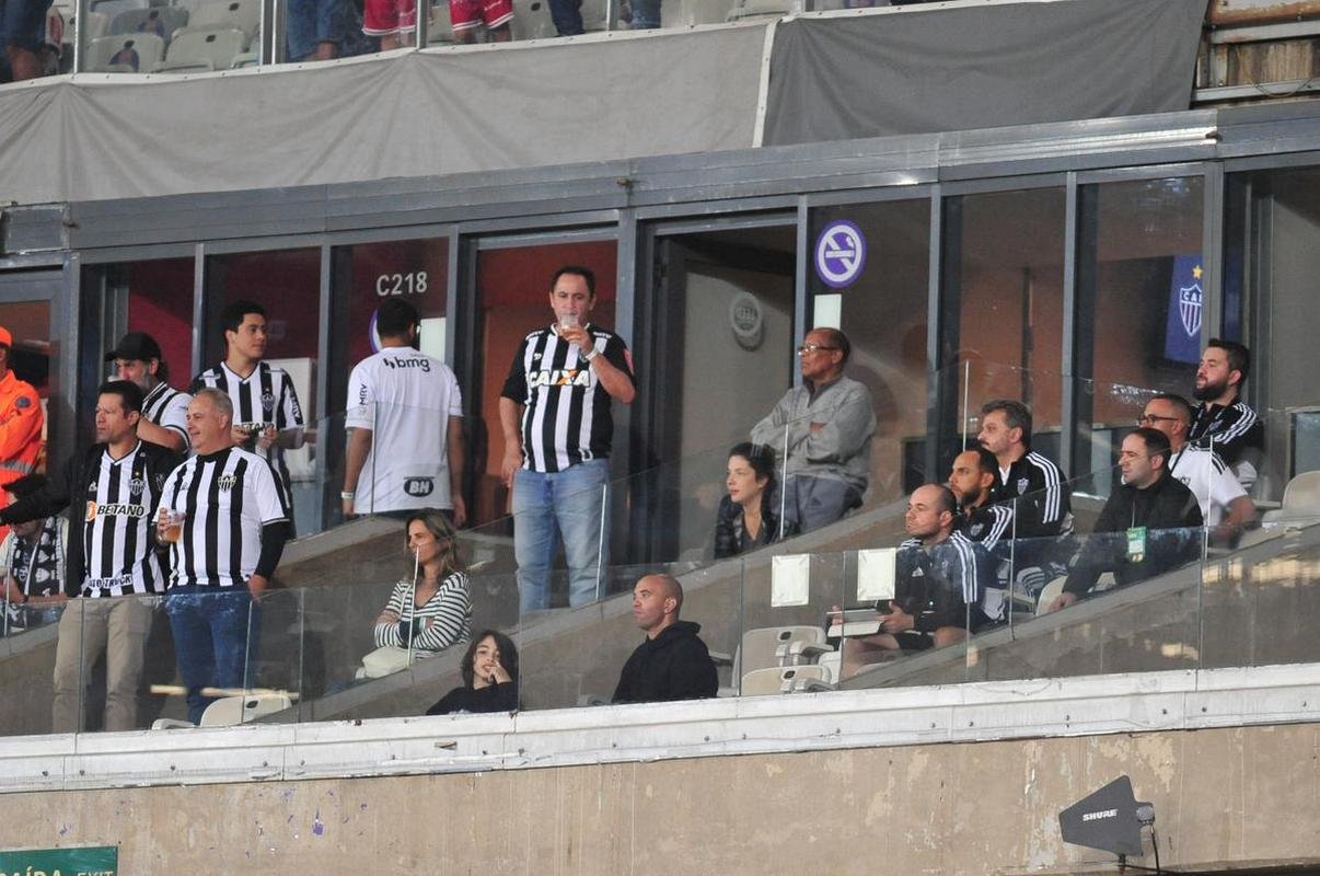 Festa da torcida do Atltico com a vitria por 1 a 0 sobre o Emelec, no Mineiro, pelas oitavas de final da Copa Libertadores; gol de Hulk, em cobrana de pnalti