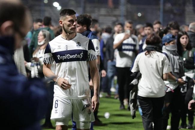 Polcia usou gs lacrimognio para tentar conter a confuso, fazendo com que jogadores fossem direto para o vestirio e muitos torcedores invadissem o gramado