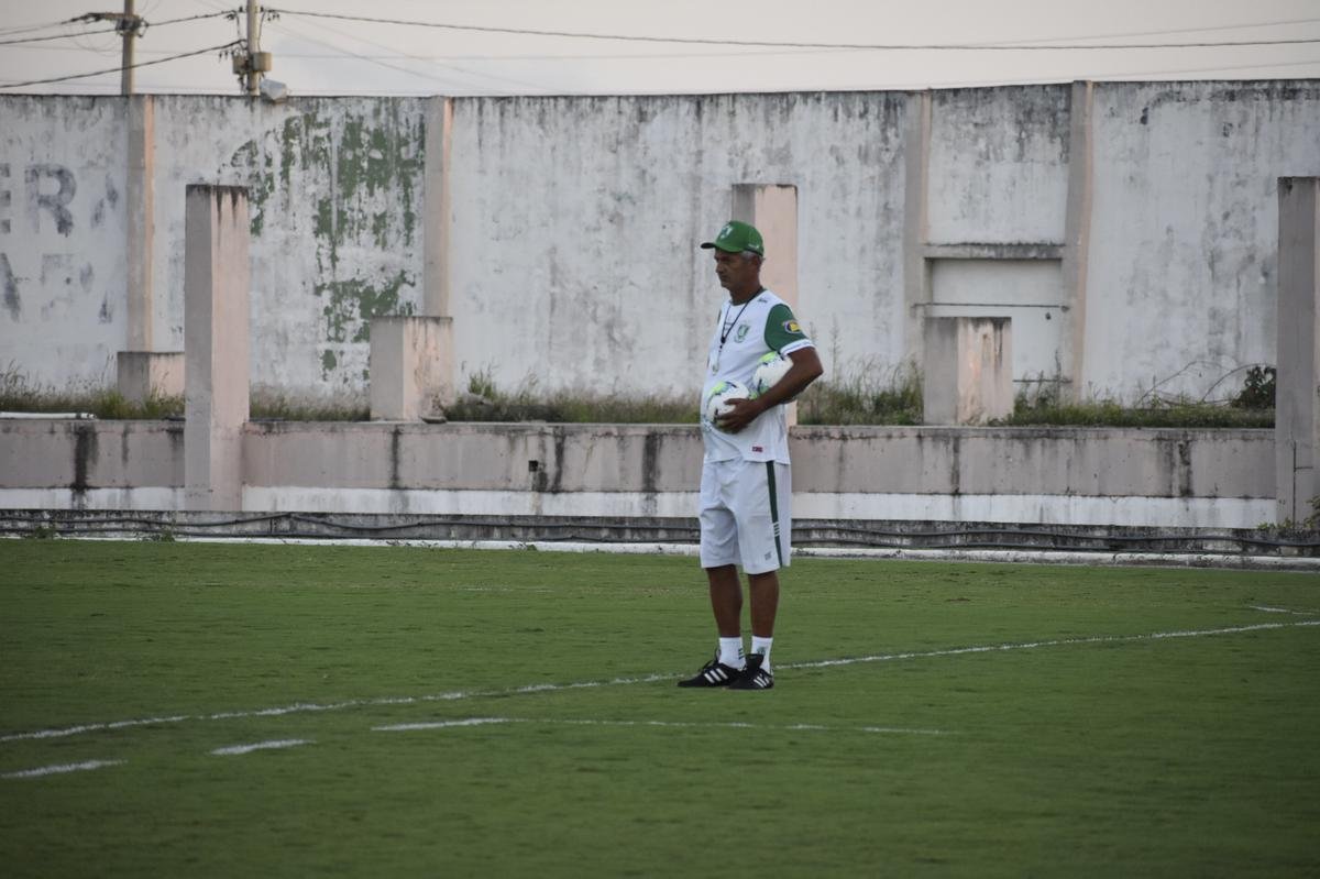 Nesta semana, o Amrica treinou no Estdio Governador Ernani Styro, em Campina Grande, na Paraba. As atividades comandadas pelo tcnico Lisca visaram o confronto contra o Treze-PB, pela primeira fase da Copa do Brasil. A partida ser realizada nesta quinta-feira (18), s 16h, no Estdio Presidente Vargas, tambm em Campina Grande.