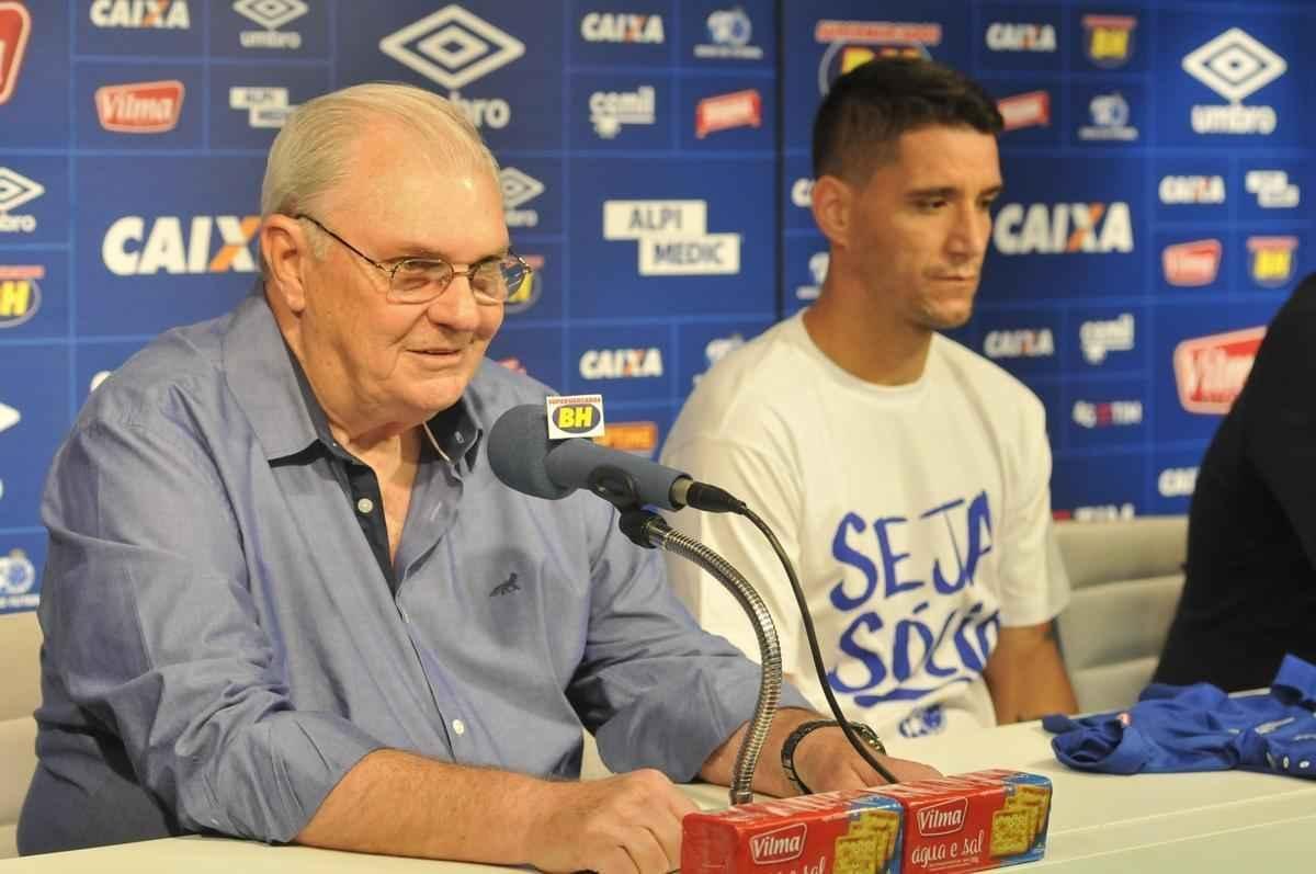 Thiago Neves foi apresentado no Cruzeiro pelo presidente Gilvan de Pinho Tavares