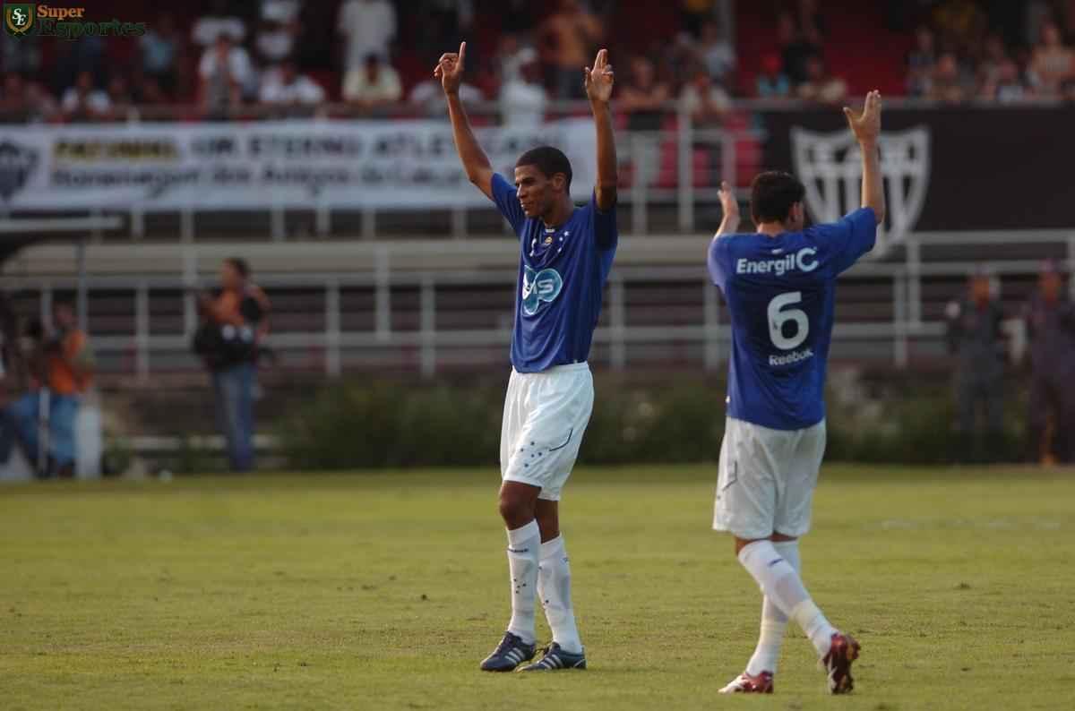 A diferena em relao  deciso do ano anterior era que a vantagem agora era do Galo. Mas a Raposa, ainda sob o comando de Adlson Batista, repetiu o placar do jogo de ida de 2008. O primeiro tempo teve apenas um gol, marcado por Klber j aos 39min. Na etapa final, Leonardo Silva e Jonathan, duas vezes cada, fizeram o time celeste repetir a maior goleada na histria dos clssicos no Gigante da Pampulha.