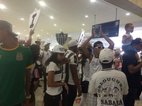 Torcedores do Atlético recebem jogadores com festa em Confins