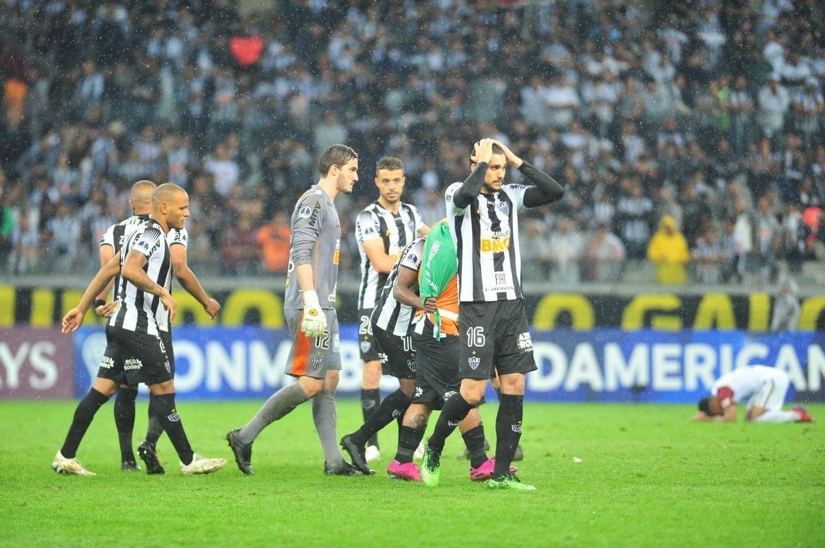 Atltico perdeu por 4 a 3 para o Coln nos pnaltis e foi eliminado da Copa Sul-Americana. Goleiro argentino Burin defendeu penalidades de Rver e Cazares