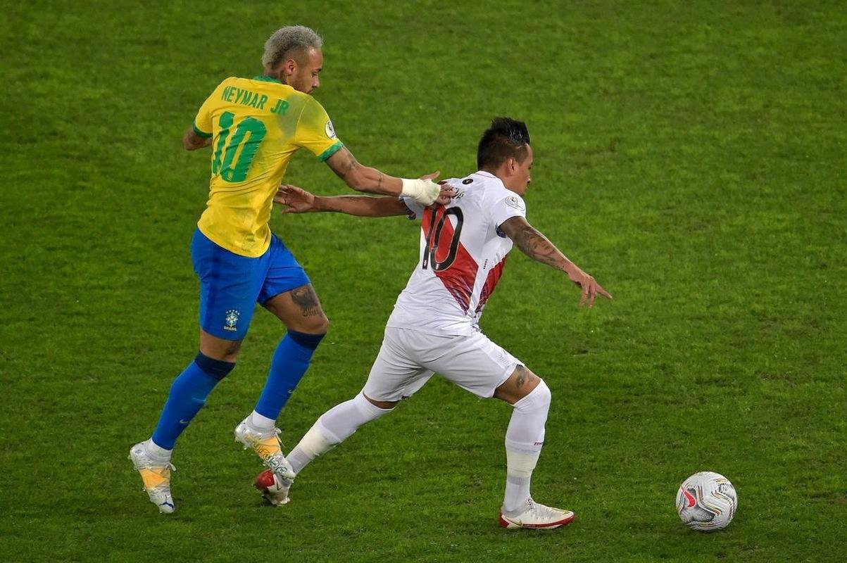 Brasil e Peru se enfrentaram no Estdio Nilton Santos, pelas semfinais da Copa Amrica 