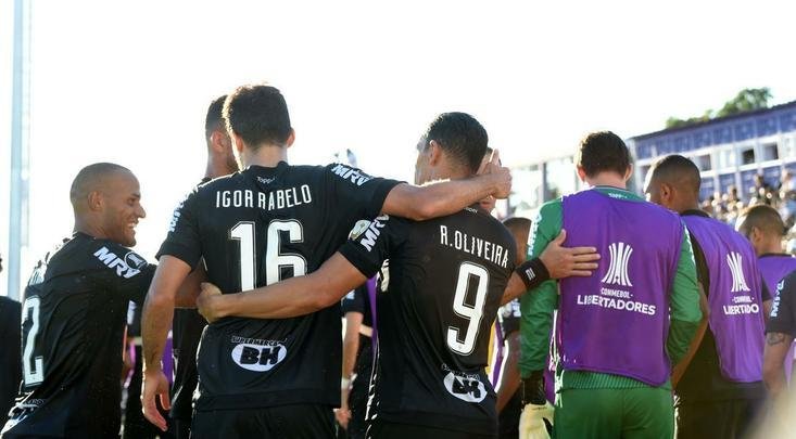Jogadores do Atltico comemoram gol de Ricardo Oliveira sobre o Danubio, no Uruguai: 1 a 0