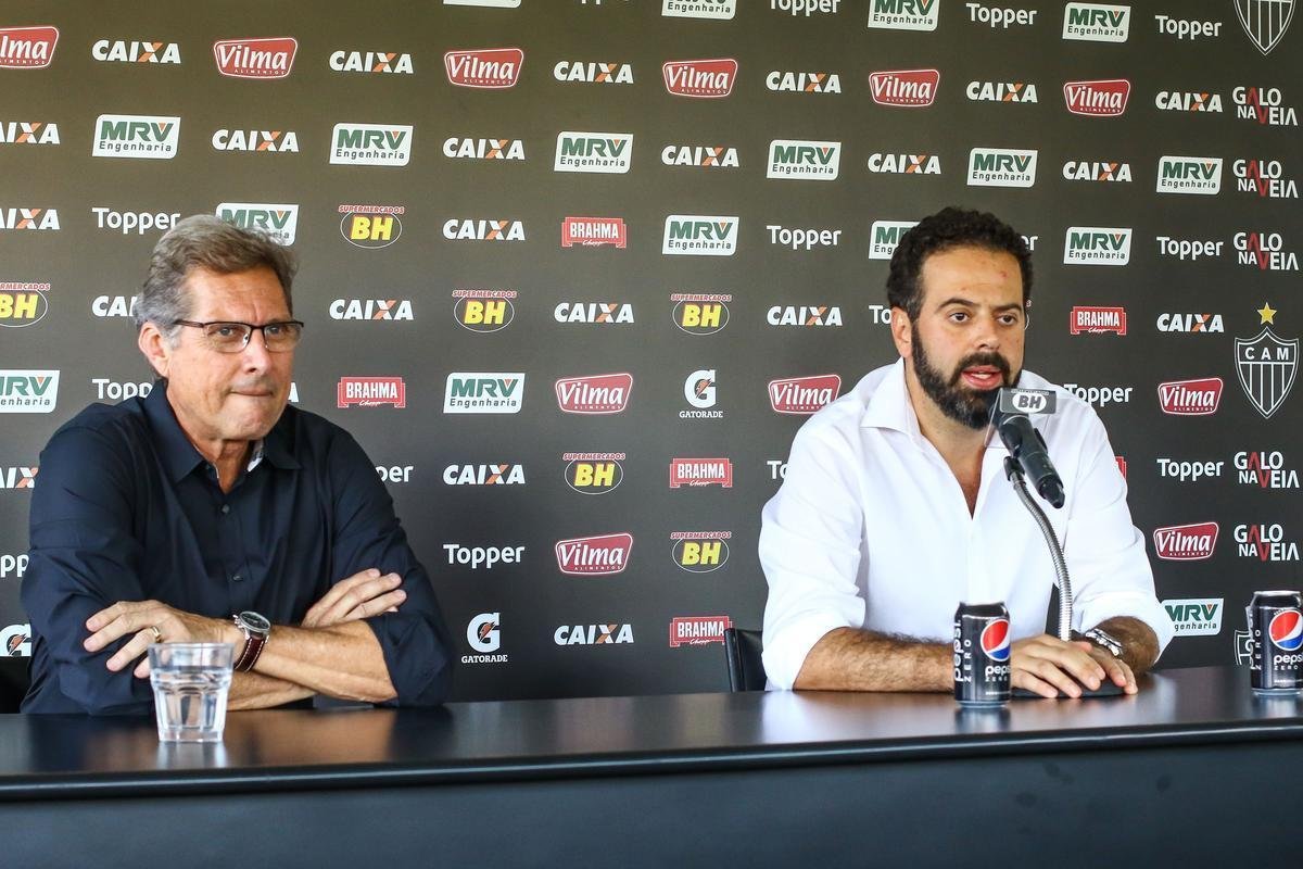 SETEMBRO: bastaram dois dias aps a demisso de Rogrio Micale at que o novo tcnico do Atltico fosse apresentado. O experiente Oswaldo de Oliveira recebeu a confiana de Daniel Nepomuceno para dirigir o time alvinegro at o final da temporada em busca de dois objetivos: conquistar a Primeira Liga e conseguir uma vaga na Copa Libertadores de 2018. Curiosamente, o interesse do Atltico no treinador foi demonstrado poucas horas depois da sada do antecessor. Oswaldo, que participava ao vivo do programa Resenha, da ESPN, recebeu ligao da diretoria do Galo. A negociao foi rpida, e o comandante assinou contrato at o final de 2018.