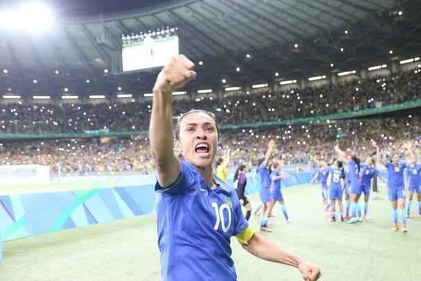 Imagens emocionantes das cobranas de pnaltis no Mineiro e da classificao do Brasil s semifinais do torneio feminino de futebol dos Jogos Olmpicos. Goleira Brbara pegou pnalti e deu vitria  Seleo por 7 a 6 sobre a Austrlia. Com 52 mil pagantes, estdio foi  loucura.