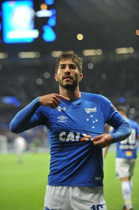 Aos dez minutos, Lucas Silva fez jogada individual e marcou o 2 gol do Cruzeiro em chute de fora da rea