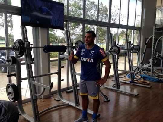 Ramón Ábila realiza atividades na sala de musculação da Toca da Raposa II